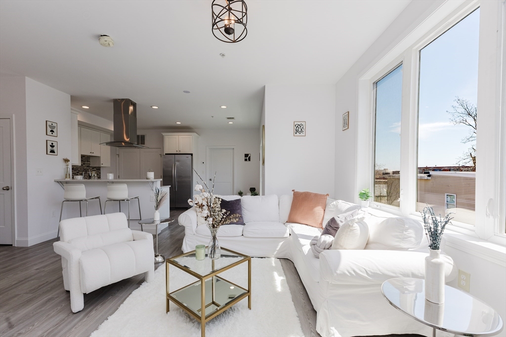 92-94 George St, Boston, Massachusetts, 2 Bedrooms Bedrooms, 4 Rooms Rooms,2.5 BathroomsBathrooms,Residential,For Sale,George St,73505726