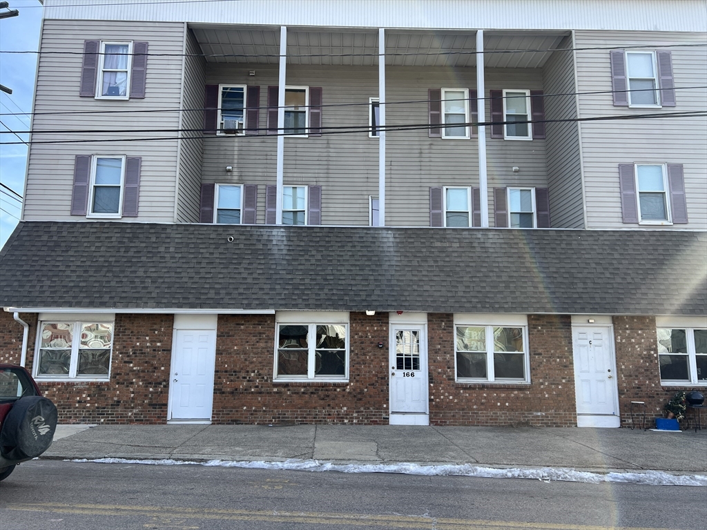166 Pine St, Attleboro, Massachusetts, 2 Bedrooms Bedrooms, 5 Rooms Rooms,1 BathroomBathrooms,Residential Lease,For Rent,Pine St,73505735