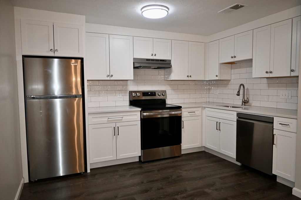 346 Neponset St, Canton, Massachusetts, 2 Bedrooms Bedrooms, 5 Rooms Rooms,1 BathroomBathrooms,Residential,For Sale,Neponset St,73505722