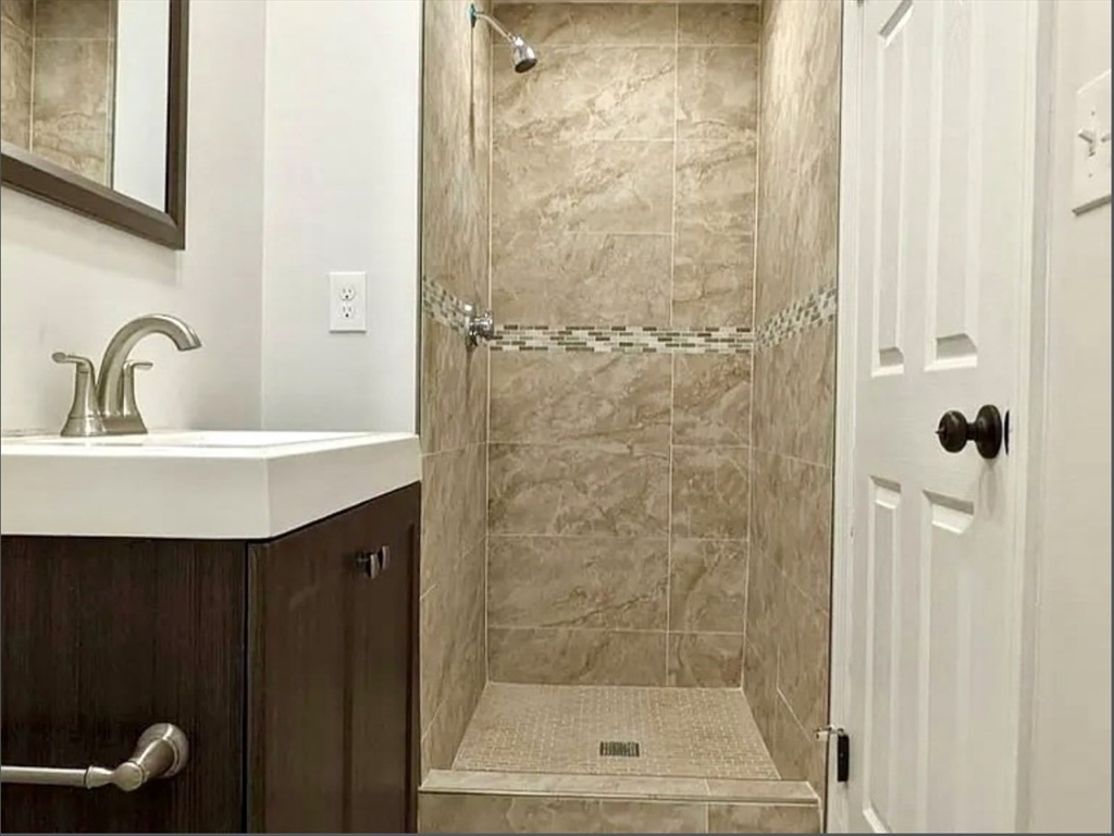 8 Lawton Pl, Waltham, Massachusetts, 3 Bedrooms Bedrooms, 6 Rooms Rooms,2 BathroomsBathrooms,Residential Lease,For Rent,Lawton Pl,73505865