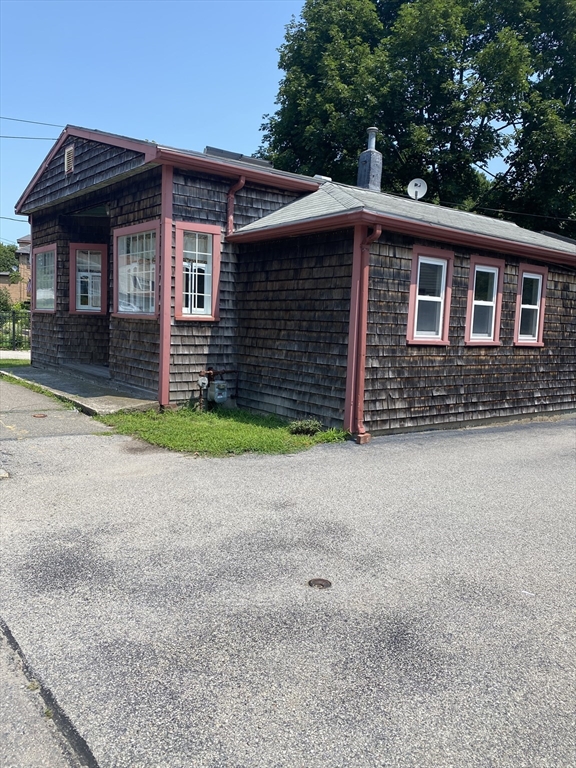 1193 Pleasant St, Weymouth, Massachusetts, 1 Bedroom Bedrooms, 4 Rooms Rooms,1 BathroomBathrooms,Residential Lease,For Rent,Pleasant St,73505864