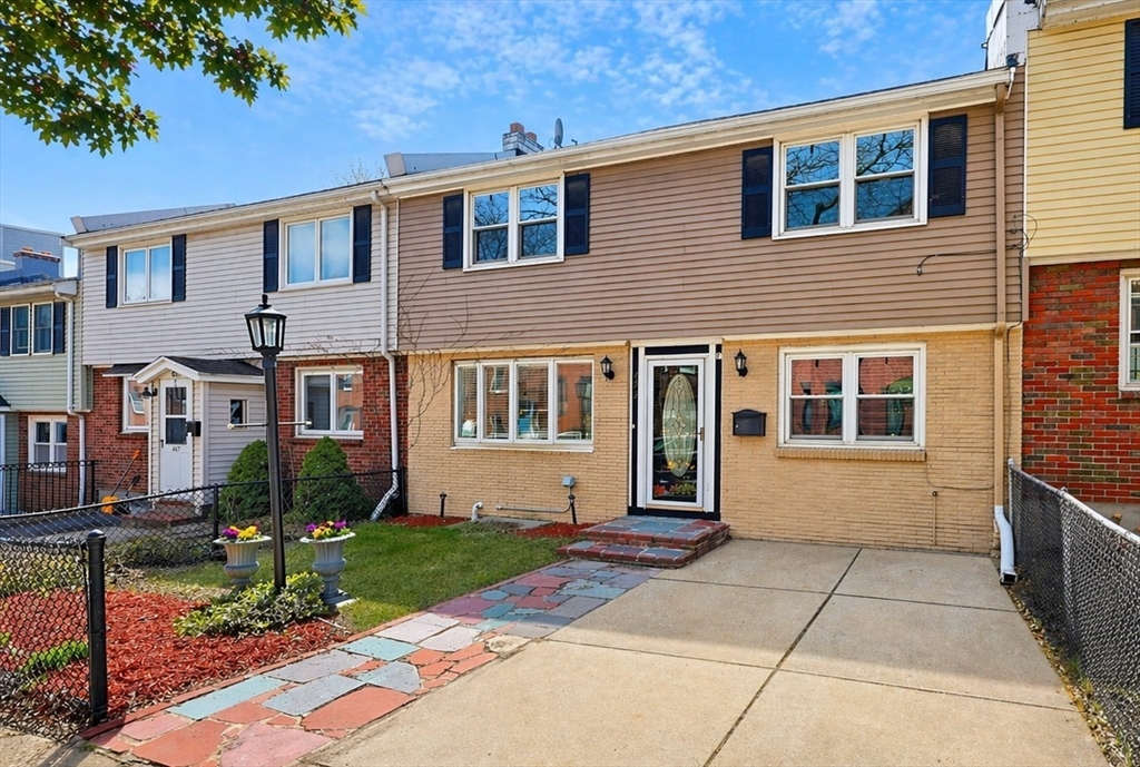 453 E 5th St, Boston, Massachusetts, 3 Bedrooms Bedrooms, 6 Rooms Rooms,1.5 BathroomsBathrooms,Residential,For Sale,E 5th St,73506119