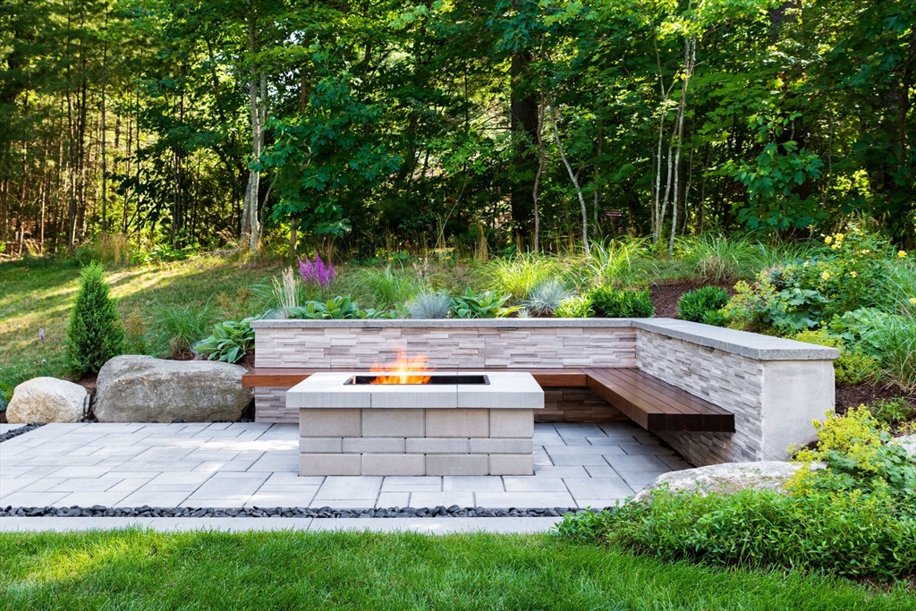 16 Westfield Dr, Norfolk, Massachusetts, 5 Bedrooms Bedrooms, 11 Rooms Rooms,3.5 BathroomsBathrooms,Residential,For Sale,Westfield Dr,73505950