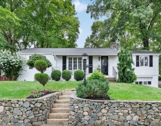 77 Cabot St, Waltham, Massachusetts, 3 Bedrooms Bedrooms, 9 Rooms Rooms,2 BathroomsBathrooms,Residential Lease,For Rent,Cabot St,73505962