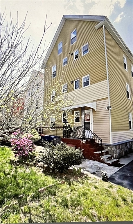 10 Viall Street, New Bedford, Massachusetts, 9 Bedrooms Bedrooms, 18 Rooms Rooms,3 BathroomsBathrooms,Residential Income,For Sale,Viall Street,73505970