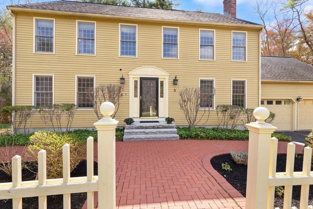 5 White's Pond Dr, Norfolk, Massachusetts, 4 Bedrooms Bedrooms, 8 Rooms Rooms,2.5 BathroomsBathrooms,Residential,For Sale,White's Pond Dr,73505809