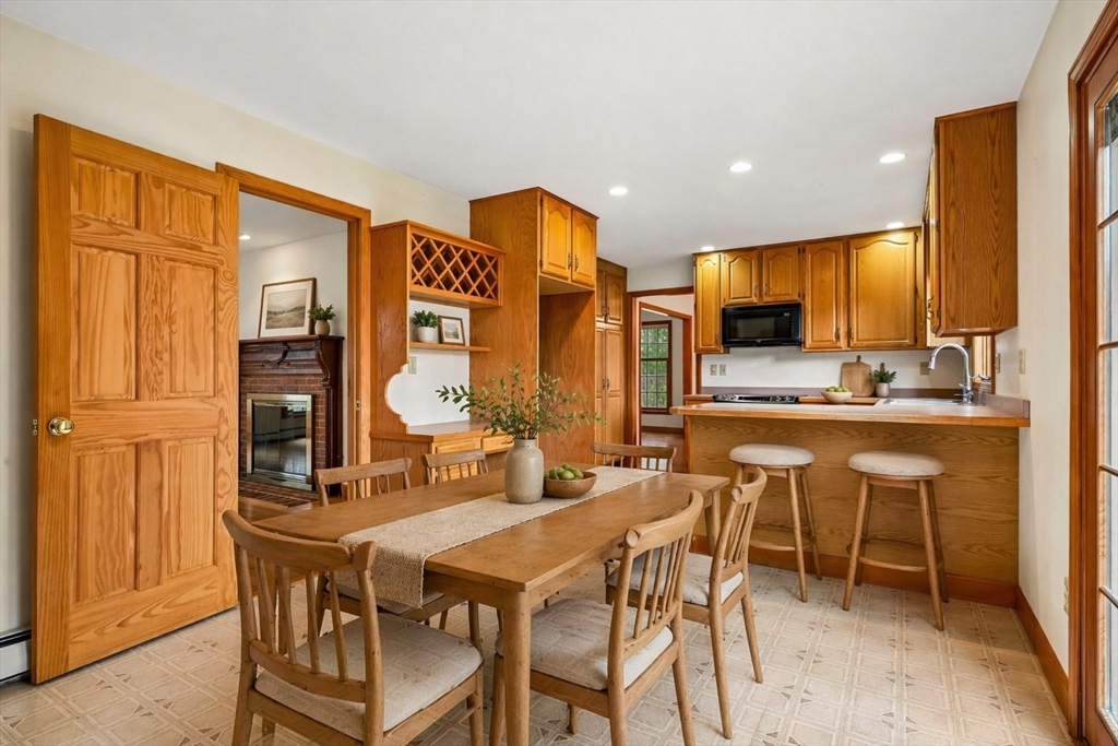 29 Parish Road, Georgetown, Massachusetts, 4 Bedrooms Bedrooms, 11 Rooms Rooms,2.5 BathroomsBathrooms,Residential,For Sale,Parish Road,73506321