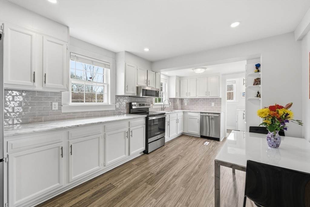7 Cherry St, Southborough, Massachusetts, 3 Bedrooms Bedrooms, 6 Rooms Rooms,2 BathroomsBathrooms,Residential,For Sale,Cherry St,73504832