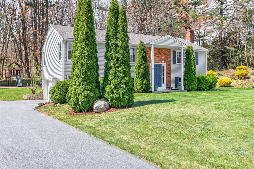 11 Farragut Way, Holden, Massachusetts, 3 Bedrooms Bedrooms, 6 Rooms Rooms,2.5 BathroomsBathrooms,Residential,For Sale,Farragut Way,73506183