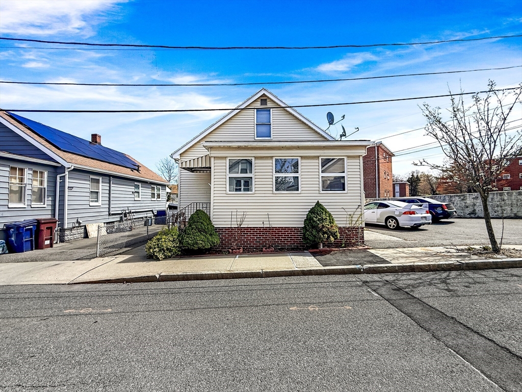 14 Oak Ter, Everett, Massachusetts, 3 Bedrooms Bedrooms, 6 Rooms Rooms,1 BathroomBathrooms,Residential,For Sale,Oak Ter,73506190