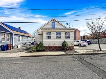14 Oak Ter, Everett, Massachusetts, 3 Bedrooms Bedrooms, 6 Rooms Rooms,1 BathroomBathrooms,Residential,For Sale,Oak Ter,73506190