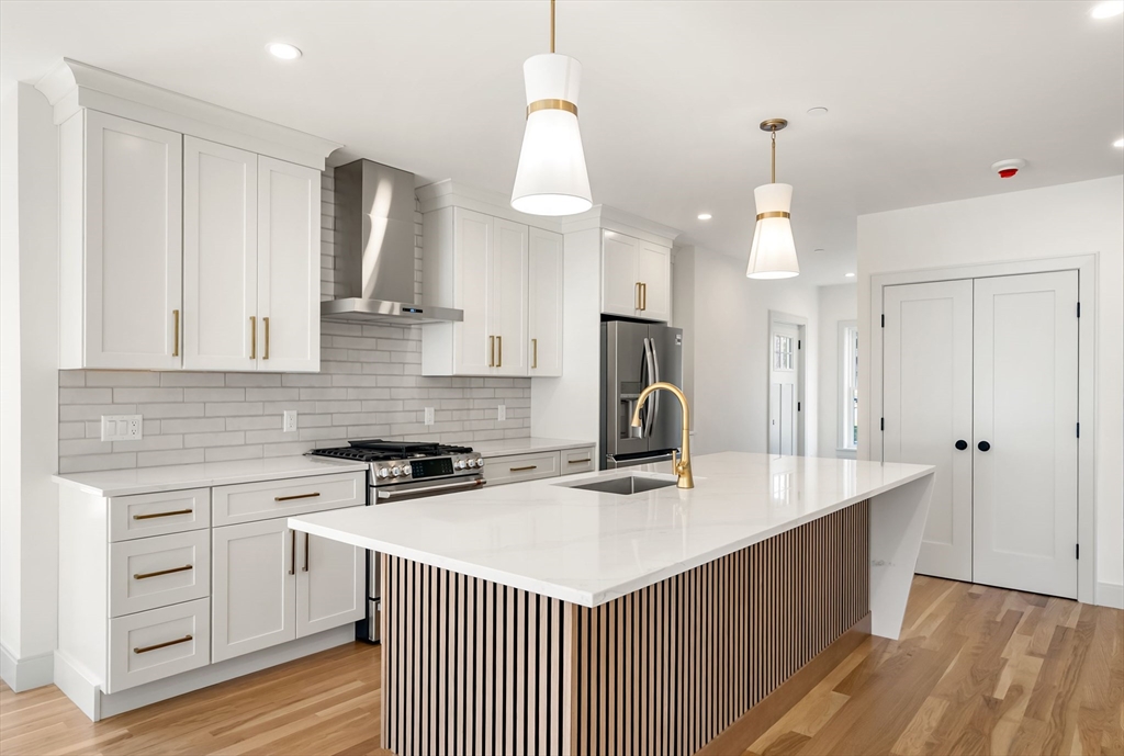 6-8 South, Stoneham, Massachusetts, 3 Bedrooms Bedrooms, 5 Rooms Rooms,2 BathroomsBathrooms,Residential,For Sale,South,73506202