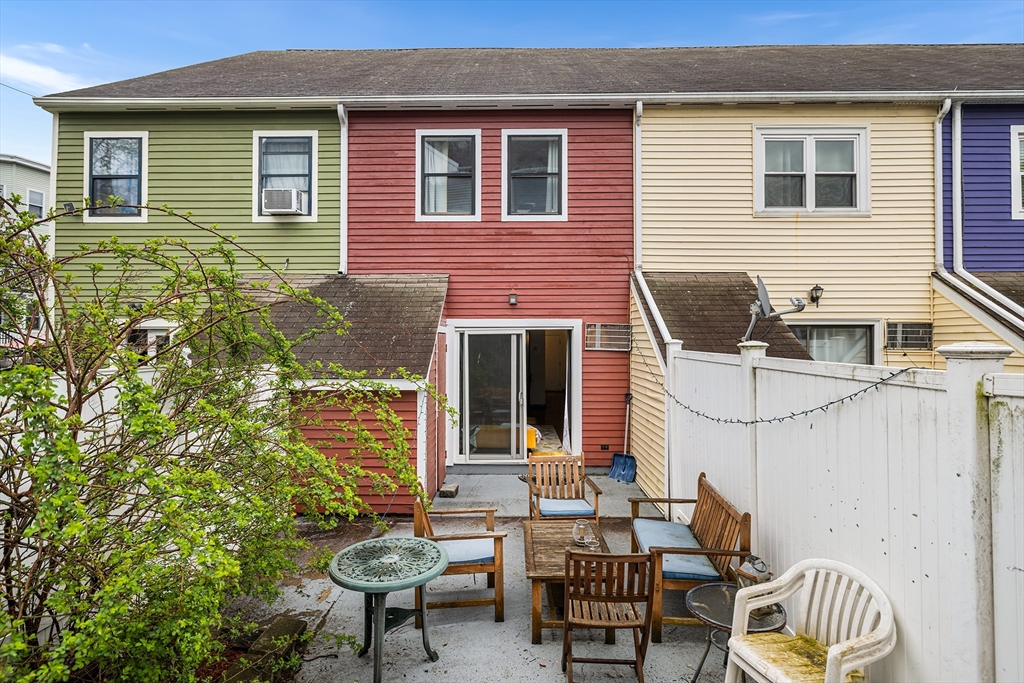 60 Bradley St, Somerville, Massachusetts, 2 Bedrooms Bedrooms, 4 Rooms Rooms,1.5 BathroomsBathrooms,Residential,For Sale,Bradley St,73506223