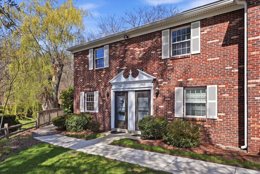 1301 Windsor Drive, Framingham, Massachusetts, 1 Bedroom Bedrooms, 5 Rooms Rooms,1 BathroomBathrooms,Residential,For Sale,Windsor Drive,73506096