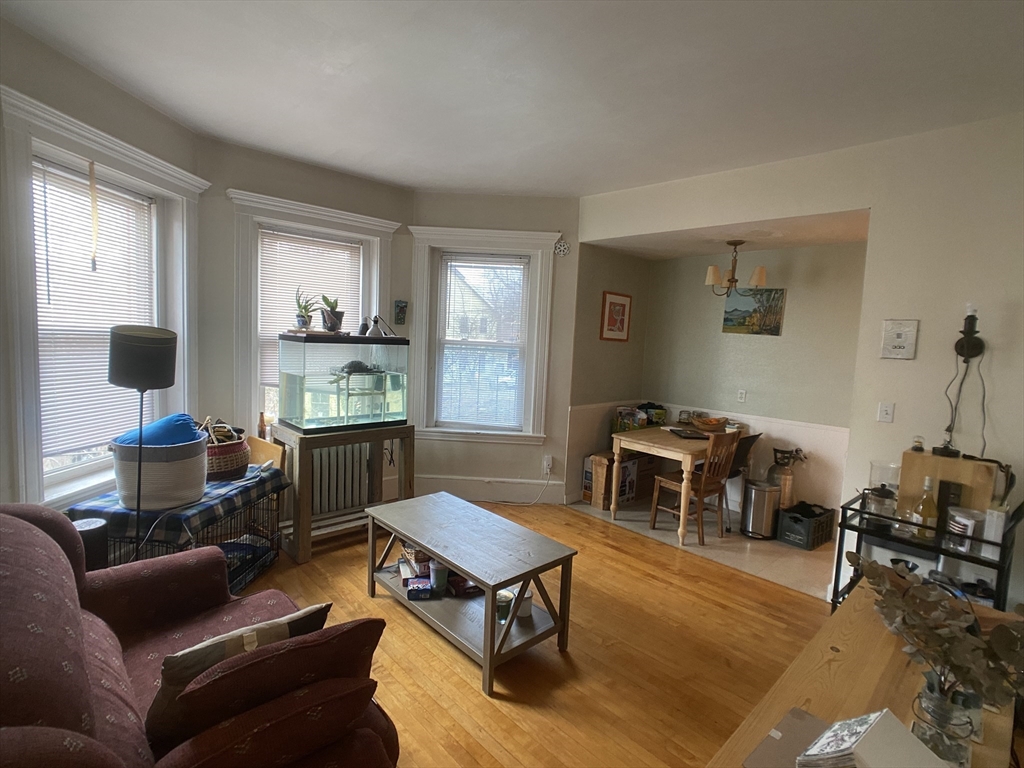 590 Centre St, Boston, Massachusetts, 2 Bedrooms Bedrooms, 4 Rooms Rooms,1 BathroomBathrooms,Residential Lease,For Rent,Centre St,73506379