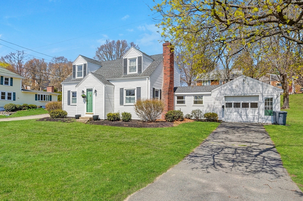 204 Low St, Newburyport, Massachusetts, 2 Bedrooms Bedrooms, 6 Rooms Rooms,1 BathroomBathrooms,Residential,For Sale,Low St,73506278