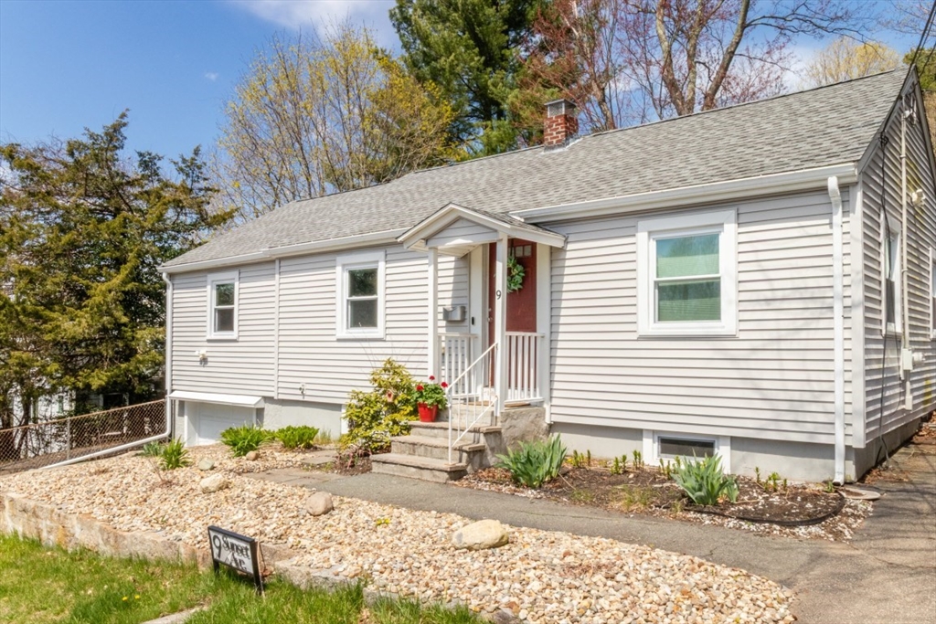 9 Sunset Ave, Holbrook, Massachusetts, 3 Bedrooms Bedrooms, 7 Rooms Rooms,1 BathroomBathrooms,Residential,For Sale,Sunset Ave,73506426