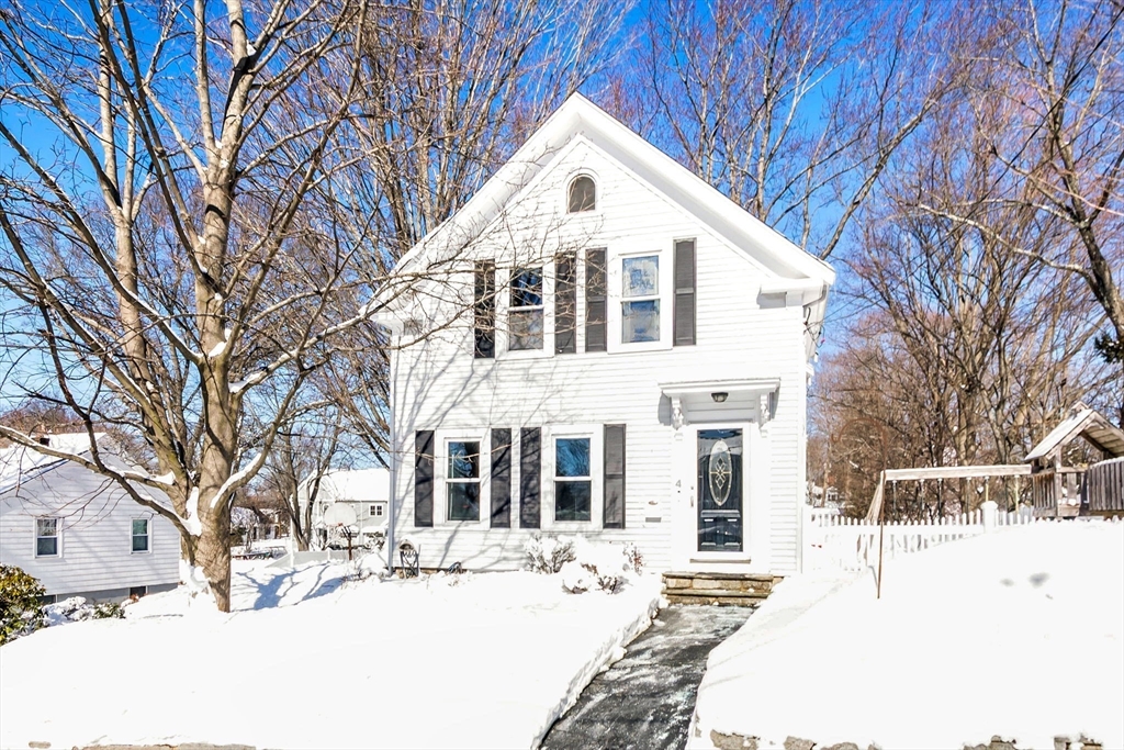 4 Garfield Ave, Stoneham, Massachusetts, 3 Bedrooms Bedrooms, 6 Rooms Rooms,1.5 BathroomsBathrooms,Residential,For Sale,Garfield Ave,73482868