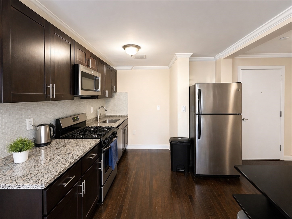 435 Walnut Ave, Boston, Massachusetts, 3 Bedrooms Bedrooms, 7 Rooms Rooms,1.5 BathroomsBathrooms,Residential Lease,For Rent,Walnut Ave,73506511