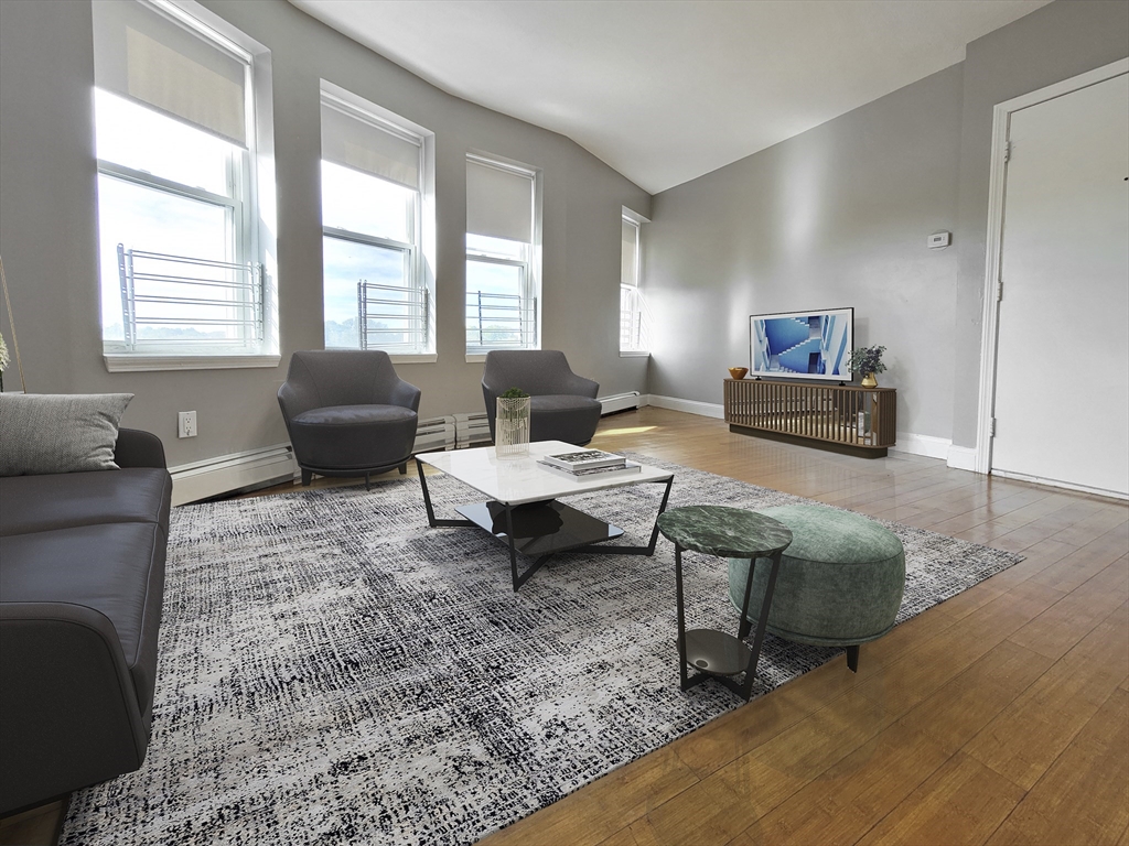 338-342 Warren, Boston, Massachusetts, 3 Bedrooms Bedrooms, 4 Rooms Rooms,1 BathroomBathrooms,Residential Lease,For Rent,Warren,73506527