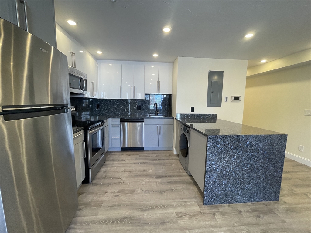 1028 Commonwealth Ave, Boston, Massachusetts, 1 Room Rooms,1 BathroomBathrooms,Residential Lease,For Rent,Commonwealth Ave,73506562