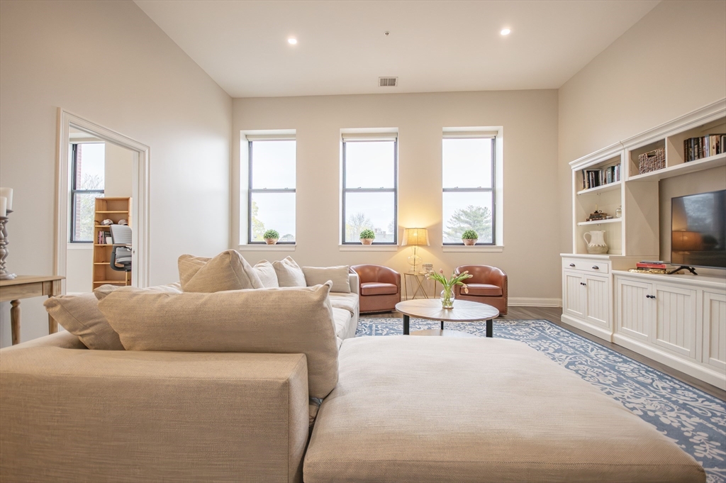 1022 Hancock Street, Quincy, Massachusetts, 2 Bedrooms Bedrooms, 4 Rooms Rooms,1 BathroomBathrooms,Residential,For Sale,Hancock Street,73506555