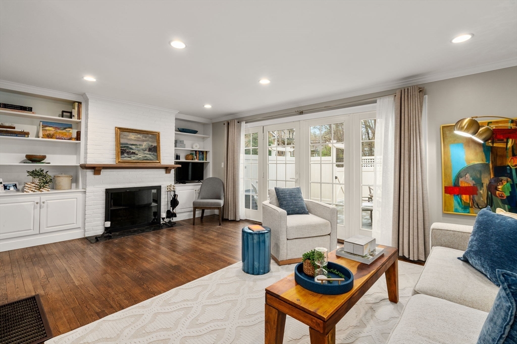 11 Oak St, Wellesley, Massachusetts, 2 Bedrooms Bedrooms, 5 Rooms Rooms,1.5 BathroomsBathrooms,Residential,For Sale,Oak St,73506610