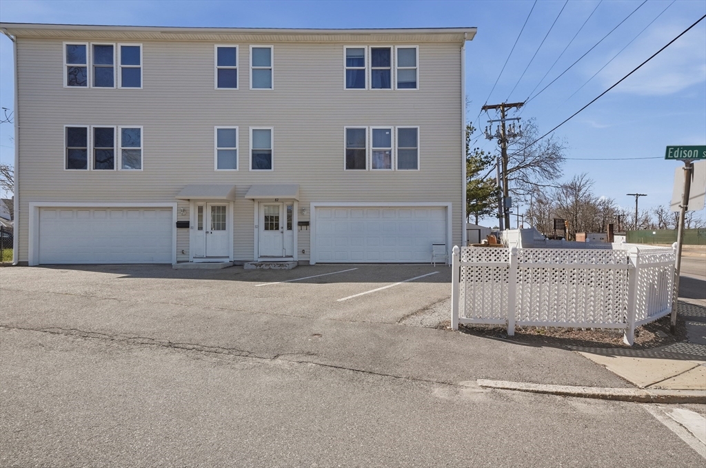 82 Edison St, Quincy, Massachusetts, 2 Bedrooms Bedrooms, 4 Rooms Rooms,1.5 BathroomsBathrooms,Residential,For Sale,Edison St,73506472