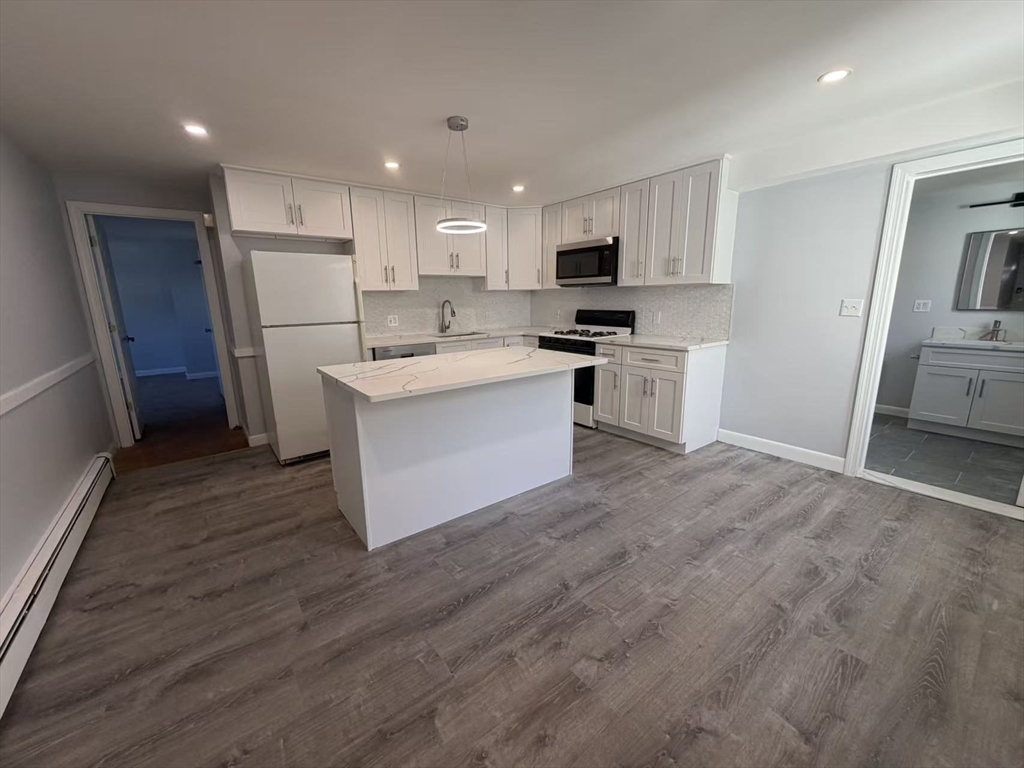 102 Central St, Waltham, Massachusetts, 1 Bedroom Bedrooms, 3 Rooms Rooms,1 BathroomBathrooms,Residential Lease,For Rent,Central St,73506505