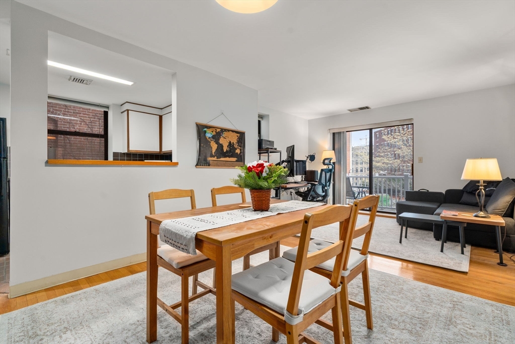 84 Gainsborough St, Boston, Massachusetts, 1 Bedroom Bedrooms, 3 Rooms Rooms,1 BathroomBathrooms,Residential,For Sale,Gainsborough St,73506635