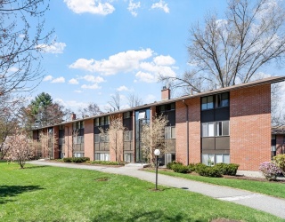 8 Longwood Dr, Andover, Massachusetts, 1 Bedroom Bedrooms, 3 Rooms Rooms,1 BathroomBathrooms,Residential,For Sale,Longwood Dr,73506648