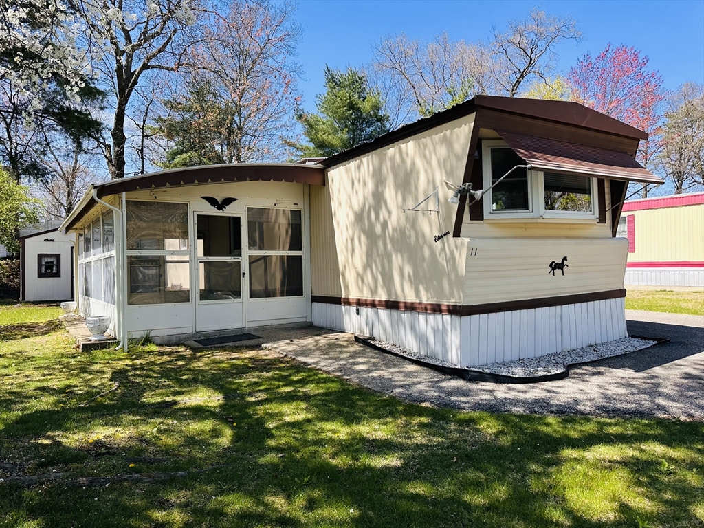 11 Lamplighter Ln, Springfield, Massachusetts, 2 Bedrooms Bedrooms, 4 Rooms Rooms,1 BathroomBathrooms,Residential,For Sale,Lamplighter Ln,73506738