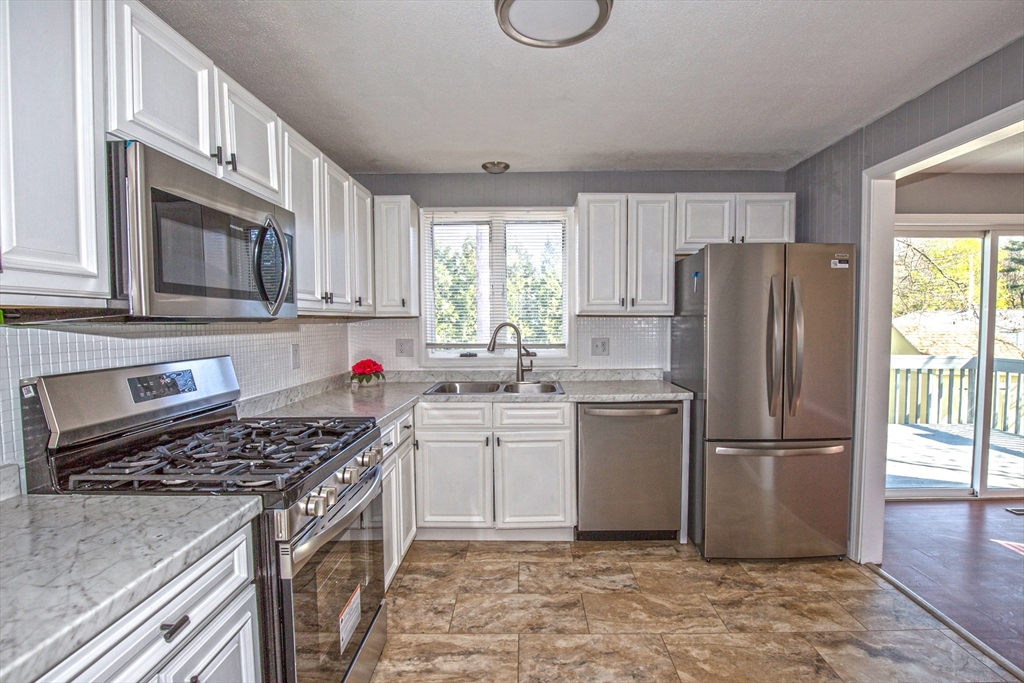 90 Teakwood Rd, Springfield, Massachusetts, 3 Bedrooms Bedrooms, 5 Rooms Rooms,1.5 BathroomsBathrooms,Residential,For Sale,Teakwood Rd,73506823