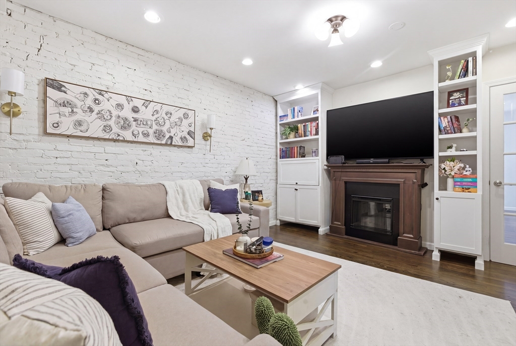 245 W 5th St, Boston, Massachusetts, 2 Bedrooms Bedrooms, 5 Rooms Rooms,1 BathroomBathrooms,Residential Lease,For Rent,W 5th St,73506825