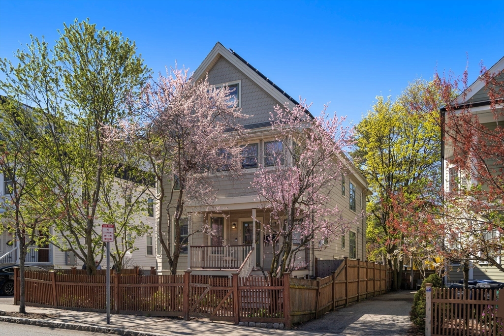 320 Concord Ave, Cambridge, Massachusetts, 3 Bedrooms Bedrooms, 7 Rooms Rooms,2 BathroomsBathrooms,Residential,For Sale,Concord Ave,73506828