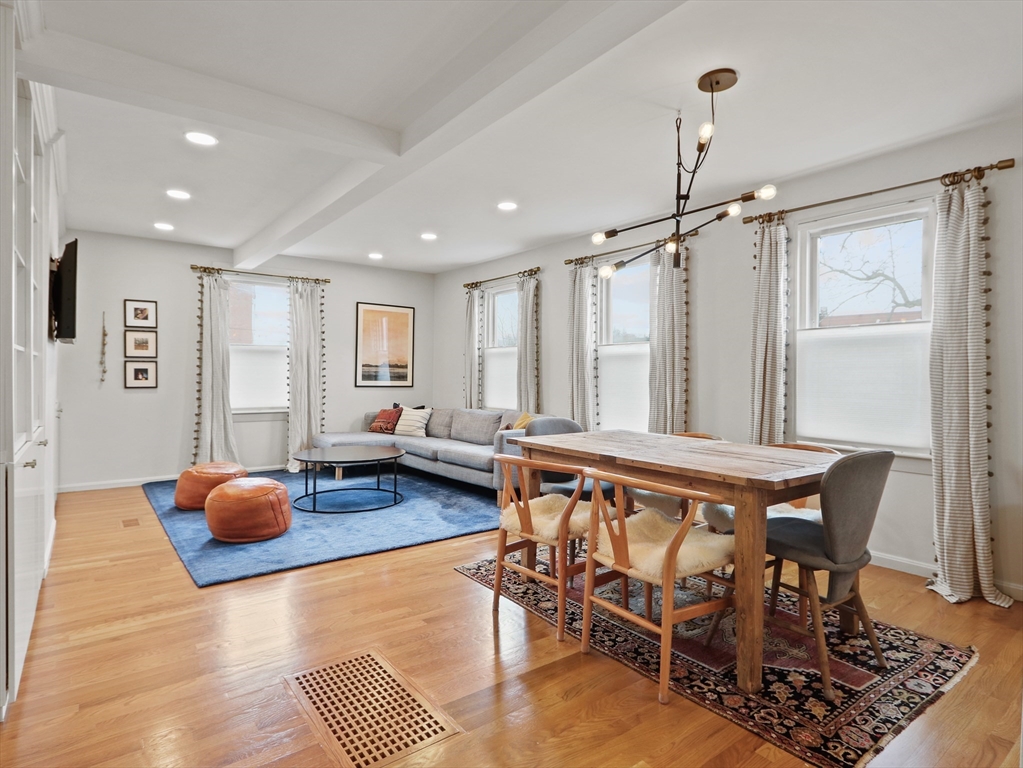 8 Webster St, Newton, Massachusetts, 2 Bedrooms Bedrooms, 6 Rooms Rooms,1 BathroomBathrooms,Residential Lease,For Rent,Webster St,73506668