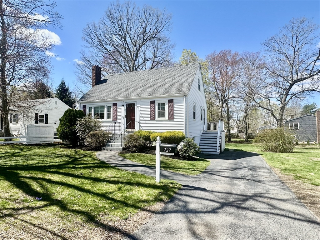227 Winter St, Whitman, Massachusetts, 3 Bedrooms Bedrooms, 6 Rooms Rooms,1.5 BathroomsBathrooms,Residential,For Sale,Winter St,73506857