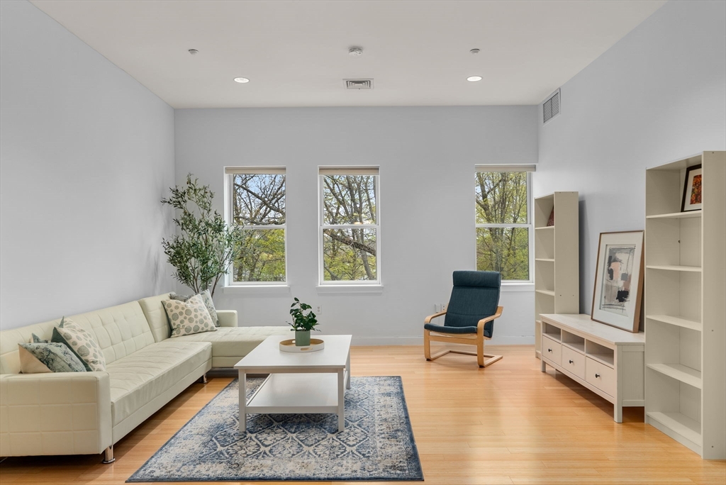 99 Chestnut Hill Avenue, Boston, Massachusetts, 1 Bedroom Bedrooms, 3 Rooms Rooms,1 BathroomBathrooms,Residential,For Sale,Chestnut Hill Avenue,73506854