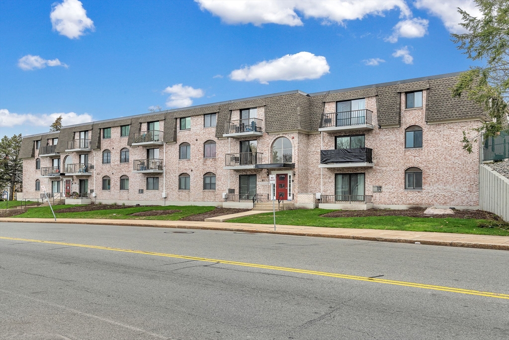 40 High St, Dedham, Massachusetts, 2 Bedrooms Bedrooms, 4 Rooms Rooms,1 BathroomBathrooms,Residential,For Sale,High St,73506723