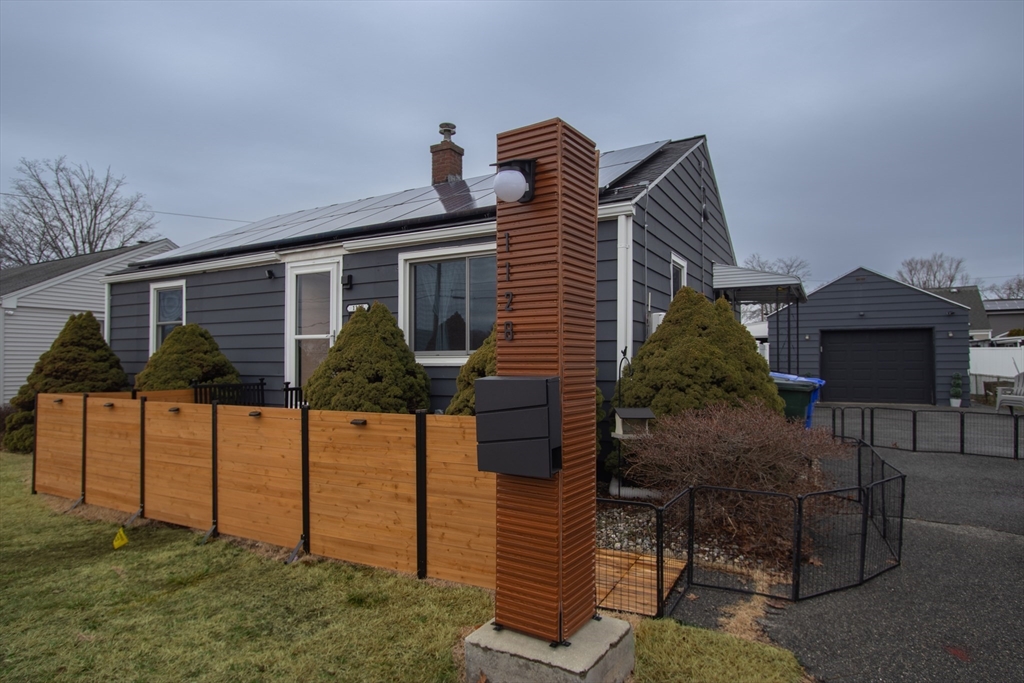 1128 Page Blvd, Springfield, Massachusetts, 2 Bedrooms Bedrooms, 4 Rooms Rooms,1 BathroomBathrooms,Residential,For Sale,Page Blvd,73488423