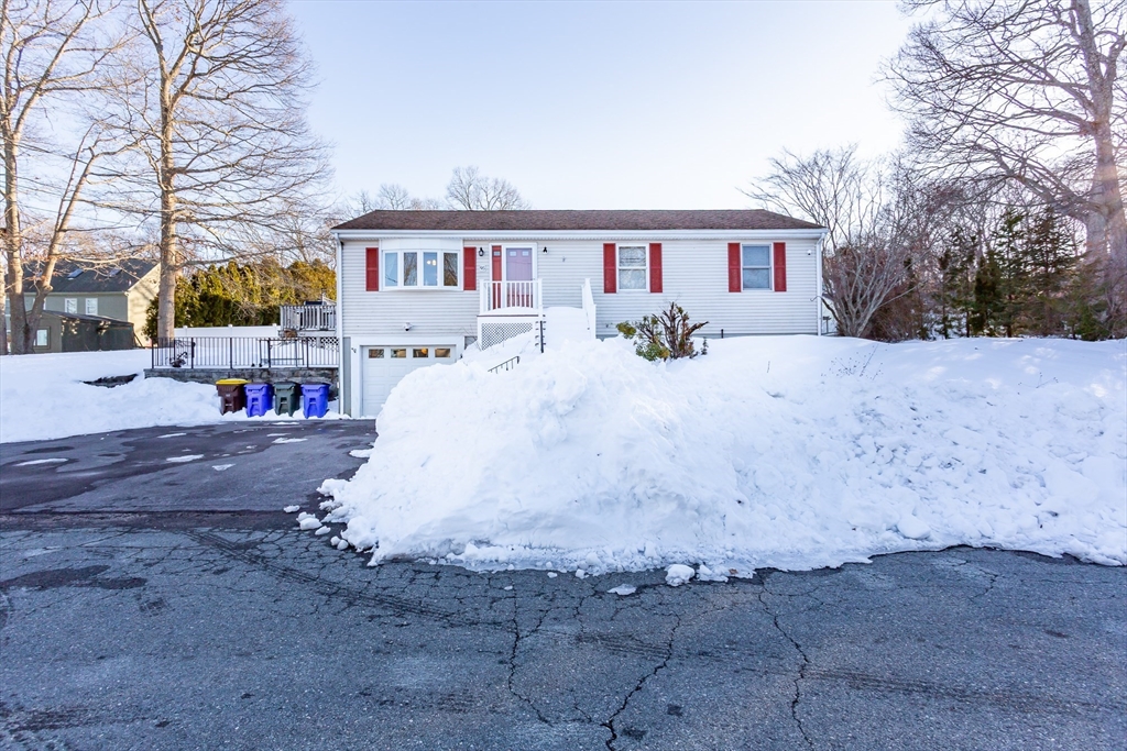 95 Hiatt Street, Fall River, Massachusetts, 3 Bedrooms Bedrooms, 6 Rooms Rooms,1 BathroomBathrooms,Residential,For Sale,Hiatt Street,73481684