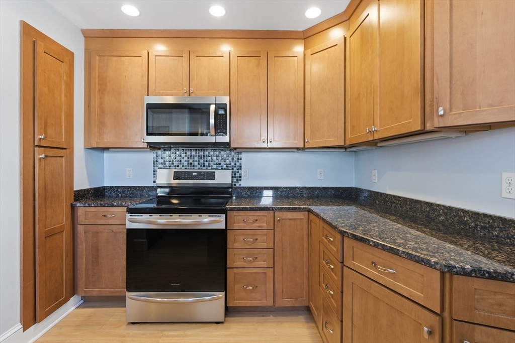 7 Clyde Rd, Watertown, Massachusetts, 2 Bedrooms Bedrooms, 6 Rooms Rooms,1 BathroomBathrooms,Residential Lease,For Rent,Clyde Rd,73492641