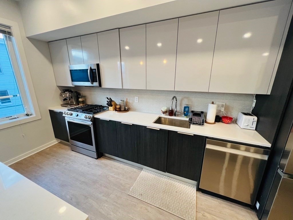 14 Ward St., Somerville, Massachusetts, 2 Bedrooms Bedrooms, 4 Rooms Rooms,2 BathroomsBathrooms,Residential Lease,For Rent,Ward St.,73507206