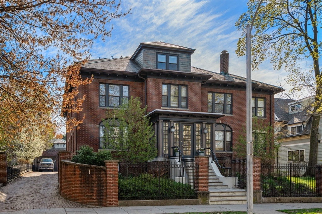 157 Babcock, Brookline, Massachusetts, 3 Bedrooms Bedrooms, 10 Rooms Rooms,2.5 BathroomsBathrooms,Residential,For Sale,Babcock,73507210