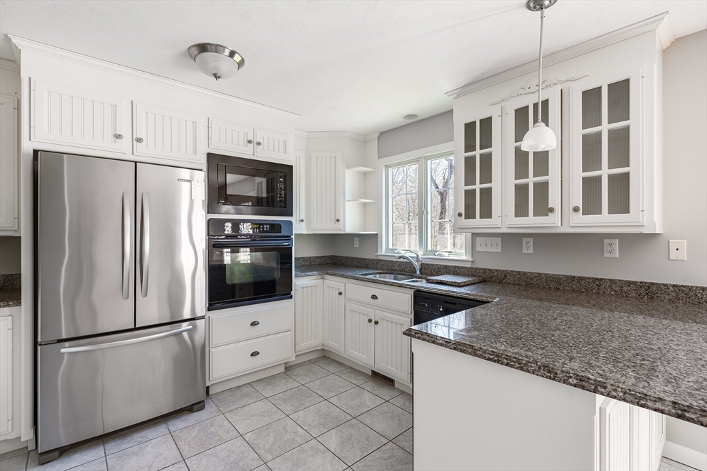 61 Hillview Ln, Northbridge, Massachusetts, 2 Bedrooms Bedrooms, 5 Rooms Rooms,2.5 BathroomsBathrooms,Residential,For Sale,Hillview Ln,73507208