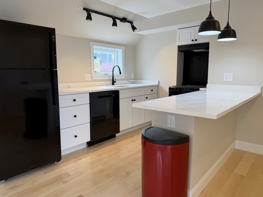 15 River Street, Beverly, Massachusetts, 1 Bedroom Bedrooms, 3 Rooms Rooms,1 BathroomBathrooms,Residential Lease,For Rent,River Street,73507272
