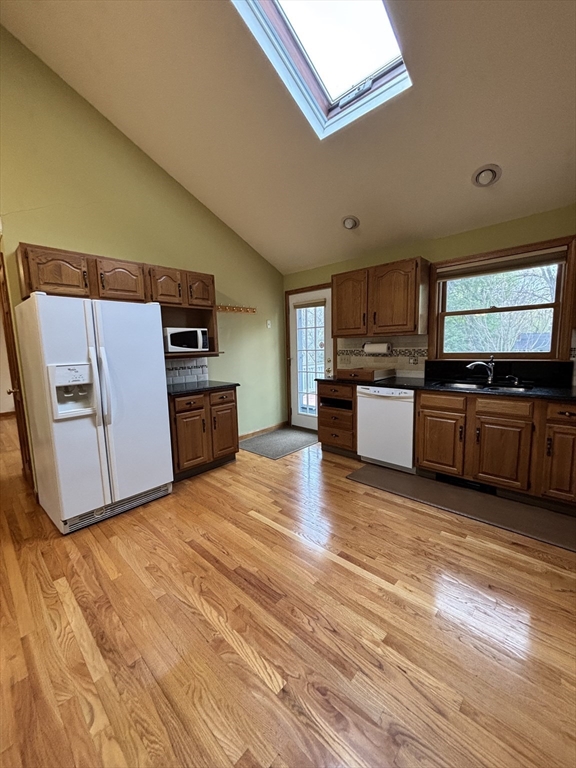 28 Nonquit St, Worcester, Massachusetts, 2 Bedrooms Bedrooms, 4 Rooms Rooms,1 BathroomBathrooms,Residential Lease,For Rent,Nonquit St,73507283
