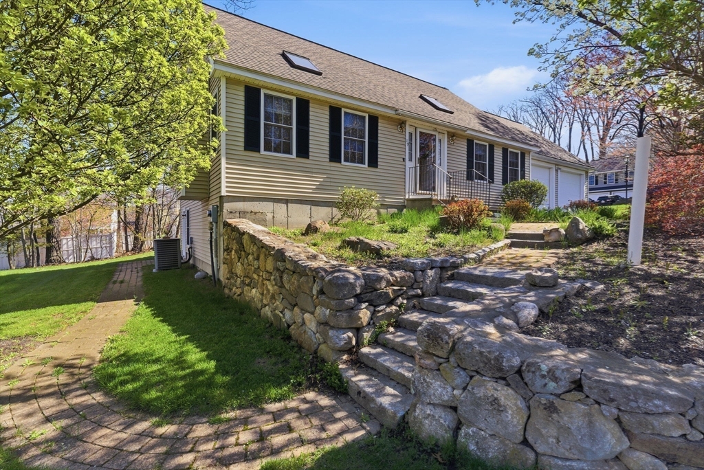 19 Brendan Rd, Clinton, Massachusetts, 3 Bedrooms Bedrooms, 6 Rooms Rooms,3 BathroomsBathrooms,Residential,For Sale,Brendan Rd,73507429