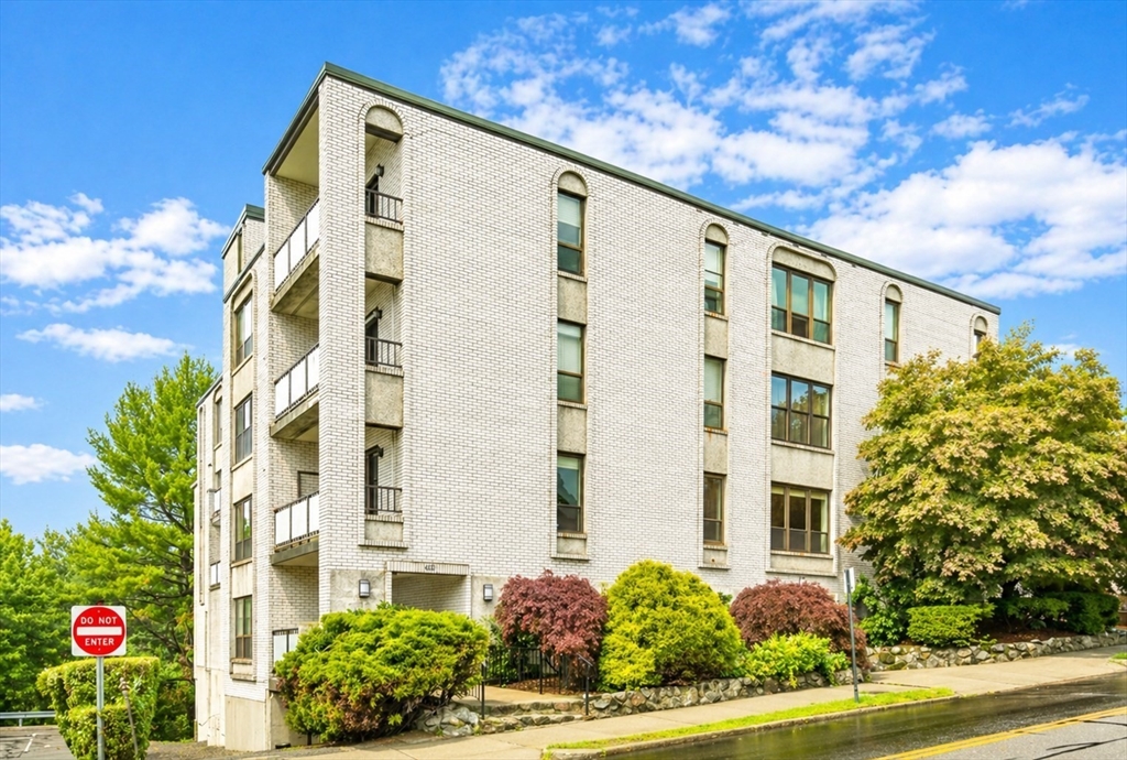 405 Langley Rd, Newton, Massachusetts, 2 Bedrooms Bedrooms, 5 Rooms Rooms,2 BathroomsBathrooms,Residential Lease,For Rent,Langley Rd,73507493