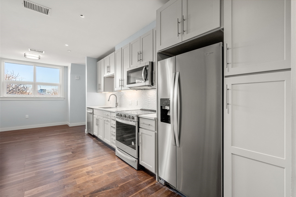 136 Babcock St, Brookline, Massachusetts, 1 Bedroom Bedrooms, 3 Rooms Rooms,1 BathroomBathrooms,Residential Lease,For Rent,Babcock St,73507494